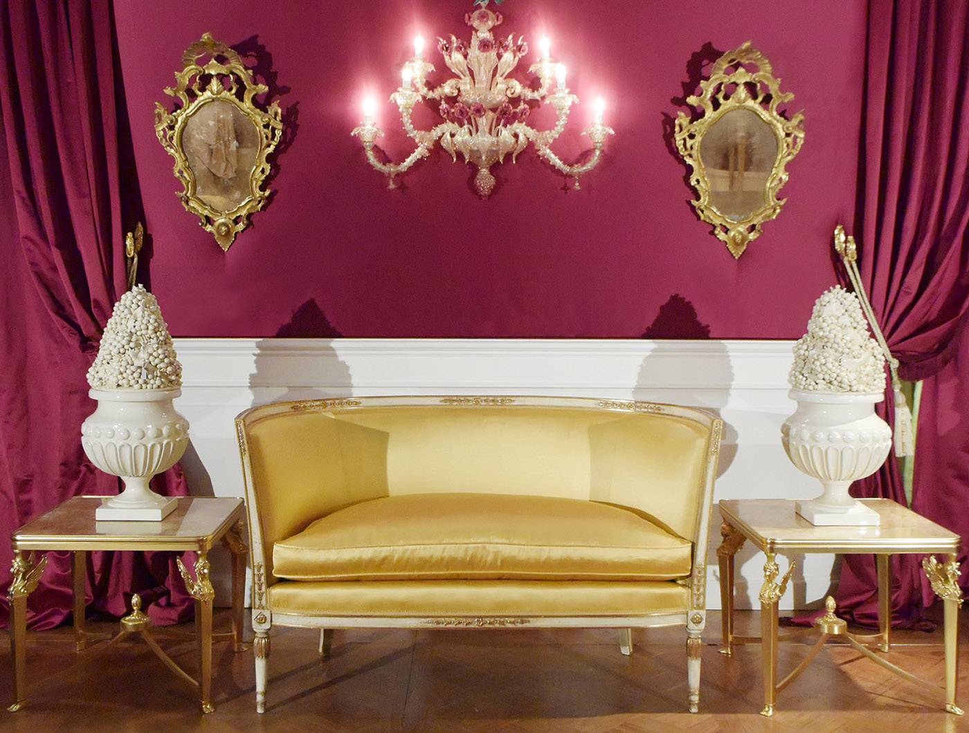 Italian empire sofa, gilt brass table, venetian mirror, Murano applique, classical lambris | P.& G. Cugini Lanzani